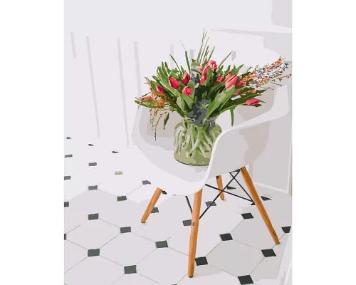 Картина за номерами ПРЕМІУМ Букет тюльпанів на стільці розміром 40х50 см Strateg (GS271)
