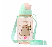 Пляшка для води YES Pusheen 360 мл з трубочкою &ndash; яскравий та надійний аксесуар, що стане незамінним атрибутом для втамування спраги маленького непосиди.<br />
<br />
Оптимальний розмір пляшечки 360 мл вміщує достатній об&rsquo;єм рідини, якого виста