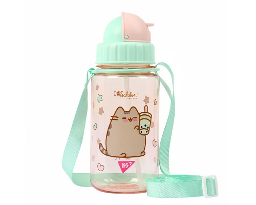 Пляшка для води YES Pusheen 360 мл з трубочкою &ndash; яскравий та надійний аксесуар, що стане незамінним атрибутом для втамування спраги маленького непосиди.<br />
<br />
Оптимальний розмір пляшечки 360 мл вміщує достатній об&rsquo;єм рідини, якого виста