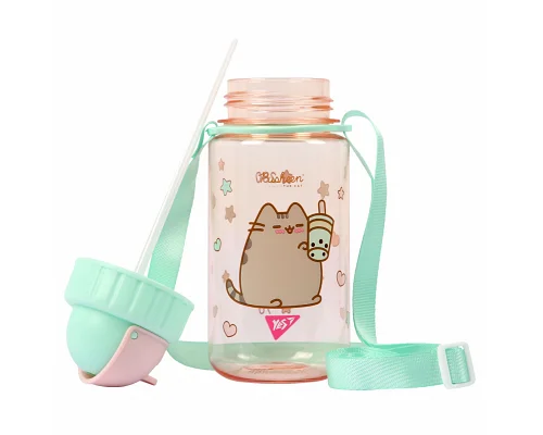 Пляшка для води YES Pusheen 360 мл з трубочкою &ndash; яскравий та надійний аксесуар, що стане незамінним атрибутом для втамування спраги маленького непосиди.<br />
<br />
Оптимальний розмір пляшечки 360 мл вміщує достатній об&rsquo;єм рідини, якого виста