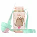 Пляшка для води YES Pusheen 360 мл з трубочкою &ndash; яскравий та надійний аксесуар, що стане незамінним атрибутом для втамування спраги маленького непосиди.<br />
<br />
Оптимальний розмір пляшечки 360 мл вміщує достатній об&rsquo;єм рідини, якого виста